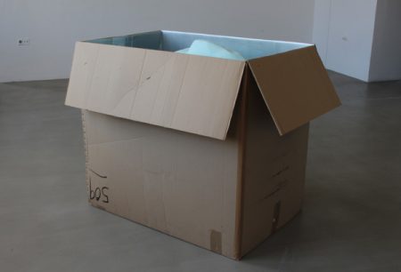 Christiane-Rasch, Ohne-Titel,-2016,-gebrauchter-Karton,-Gips,-Farbe,-150-x-120-x-112-cm Christiane-Rasch, Ohne-Titel,-2016,-gebrauchter-Karton,-Gips,-Farbe,-150-x-120-x-112-cm
