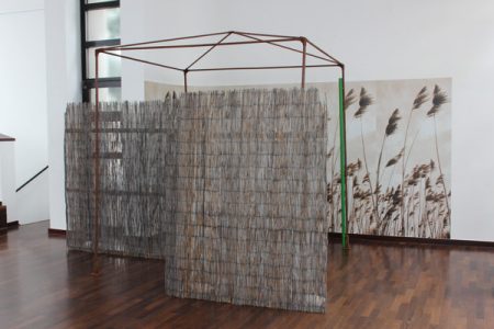 Christiane-Rasch,Ohne-Titel,-2016,-Eisenstangen,-Tapete,-Dachlatten,-Schilfrohrmatten,-Sandsäcke,-Lack,-435-x-315-x-250-cm