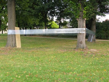 Ohne Titel, 2008, Stretchfolie, Bausperrholzplatte, Siebdruckplatte, Signalspray, Silberfarbe, Bäume, 12 x 6 x 2,50 m