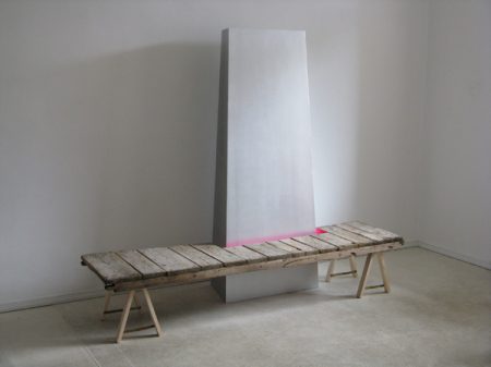 Ohne Titel, 2009, Holz, Aluminiumfarbe, Signalspray, Fundstück, 200 x 170 x 80 cm