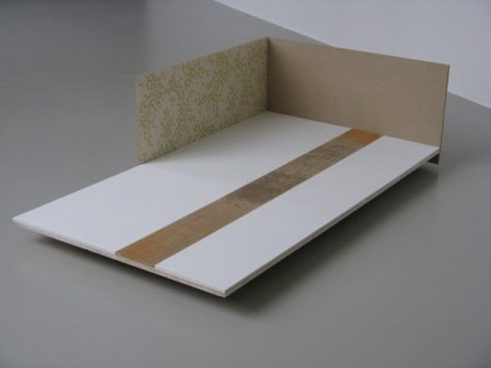 Ohne Titel, 2009, Holz, Gips, Spanplatten, Tapete, Fundstück, 180 x 150 x 52 cm