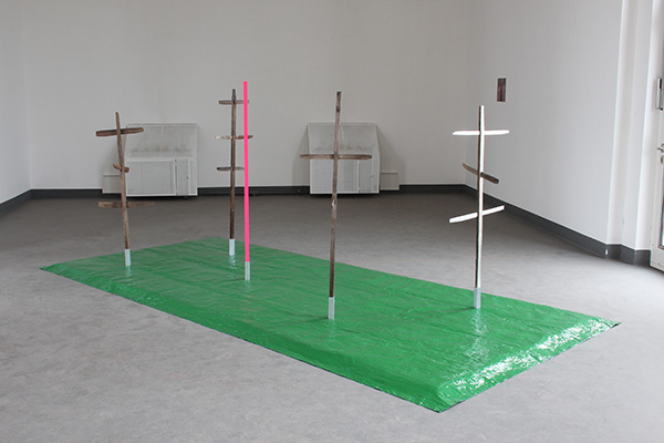 Heinza vüürlegga, 2015, alte Heinzen, Blattsilber, Holzstab, Signalspray, Folie, Metallständer, 440 x 200 x 160 cm
