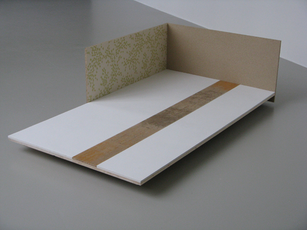 Ohne Titel, 2009, Holz, Gips, Spanplatten, Tapete, Fundstück, 180 x 150 x 52 cm