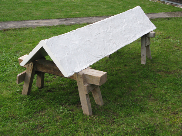 Ohne Titel, 2010, Gips, Aluminiumfarbe, Fundstücke, 210 x 100 x 80 cm