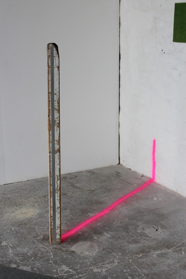 Ohne Titel, 2012, Fundstück Aluminiumfarbe, Signalspray, 190 x 130 cm