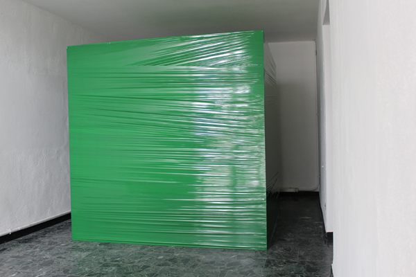 Ohne Titel, 2012, Stretchfolie, Holz, 200 x 200 x 200 cm